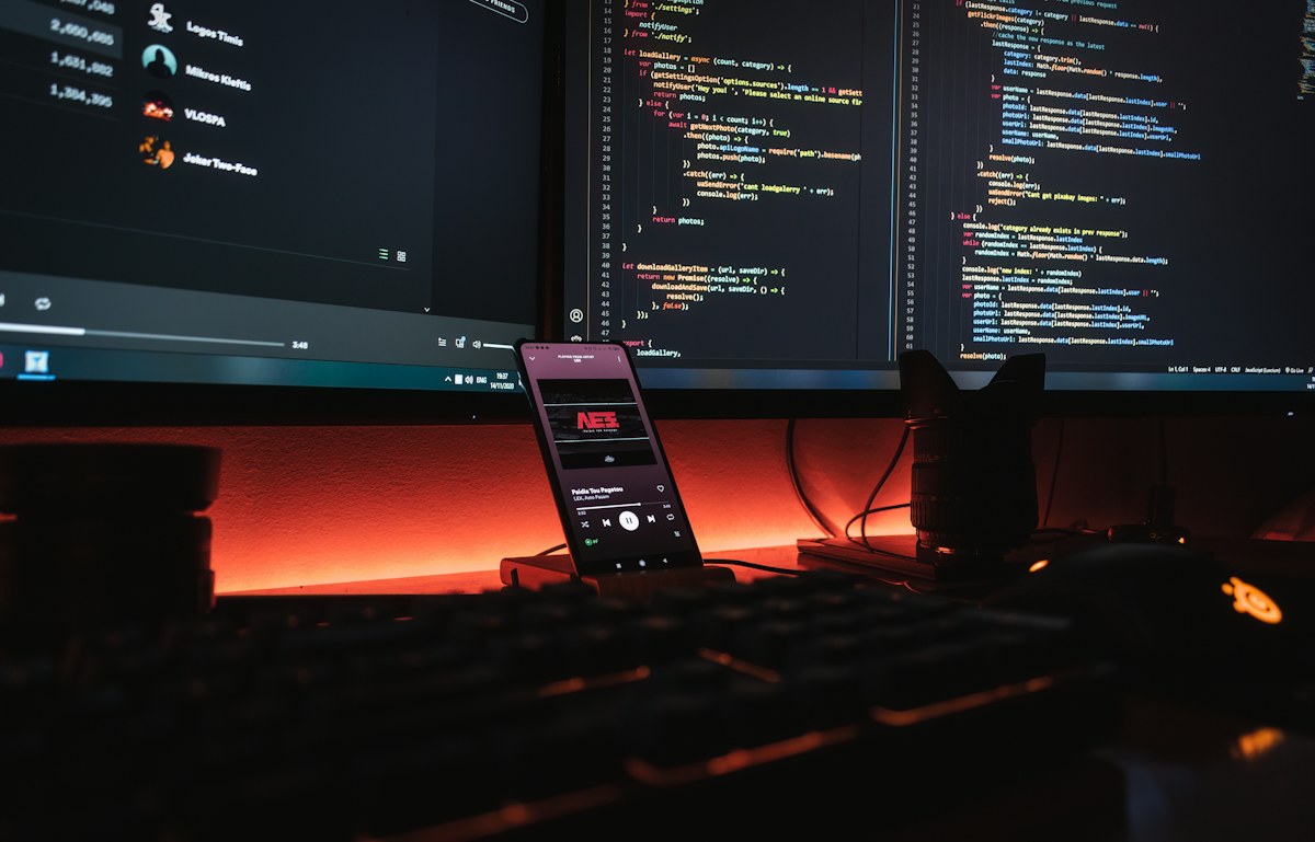 Écrans affichant du code de développement logiciel